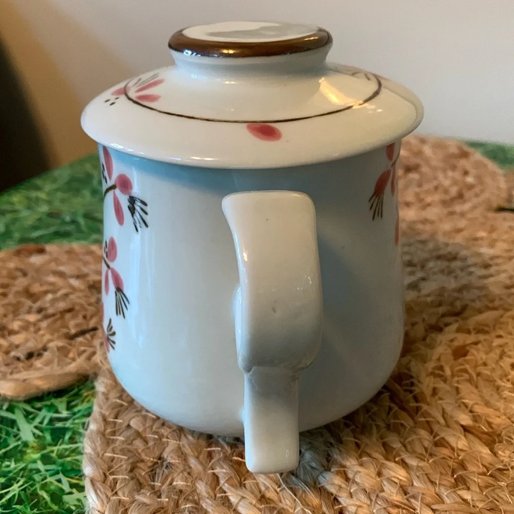 Adorable floral tea cup with lid, EUC